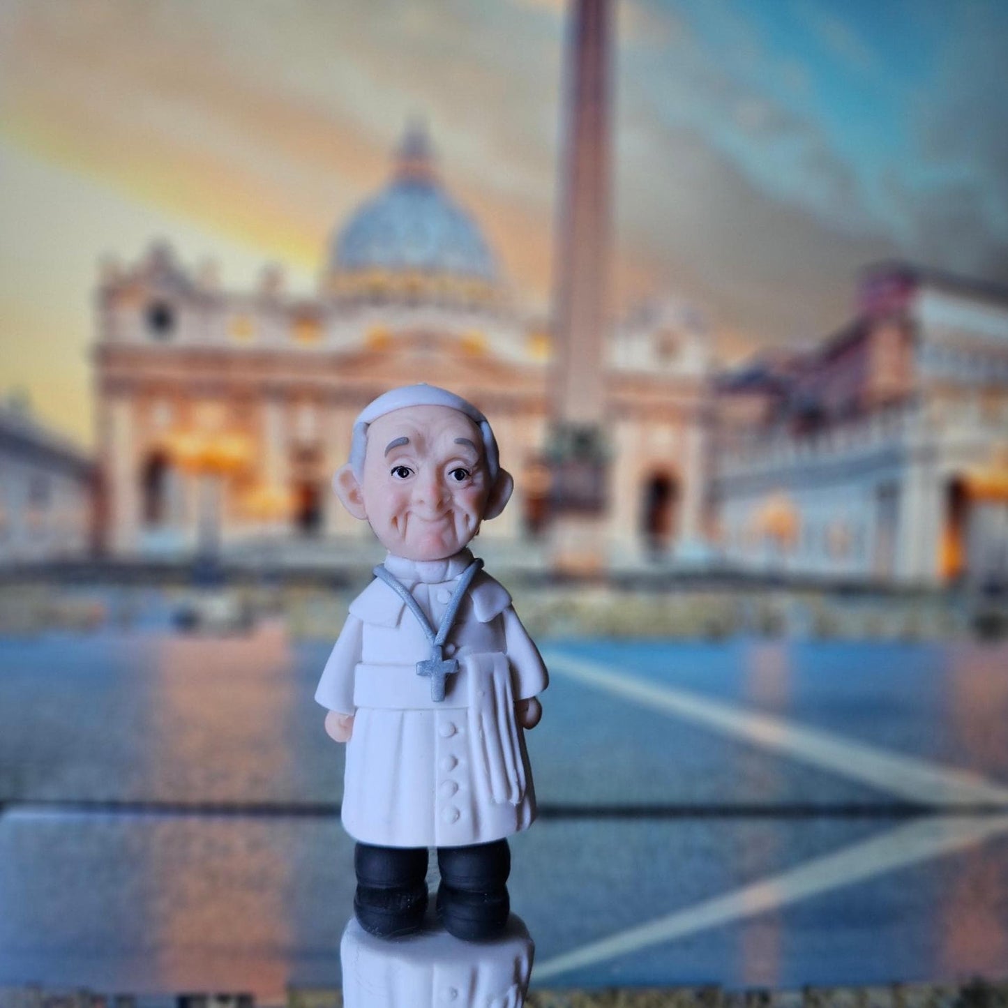 Handmade Pope Francis Clay Figurine – 10cm Collectible, Faith-Inspired Gift, Commemoration of Pope Francis’ Life | Unique Catholic Keepsake