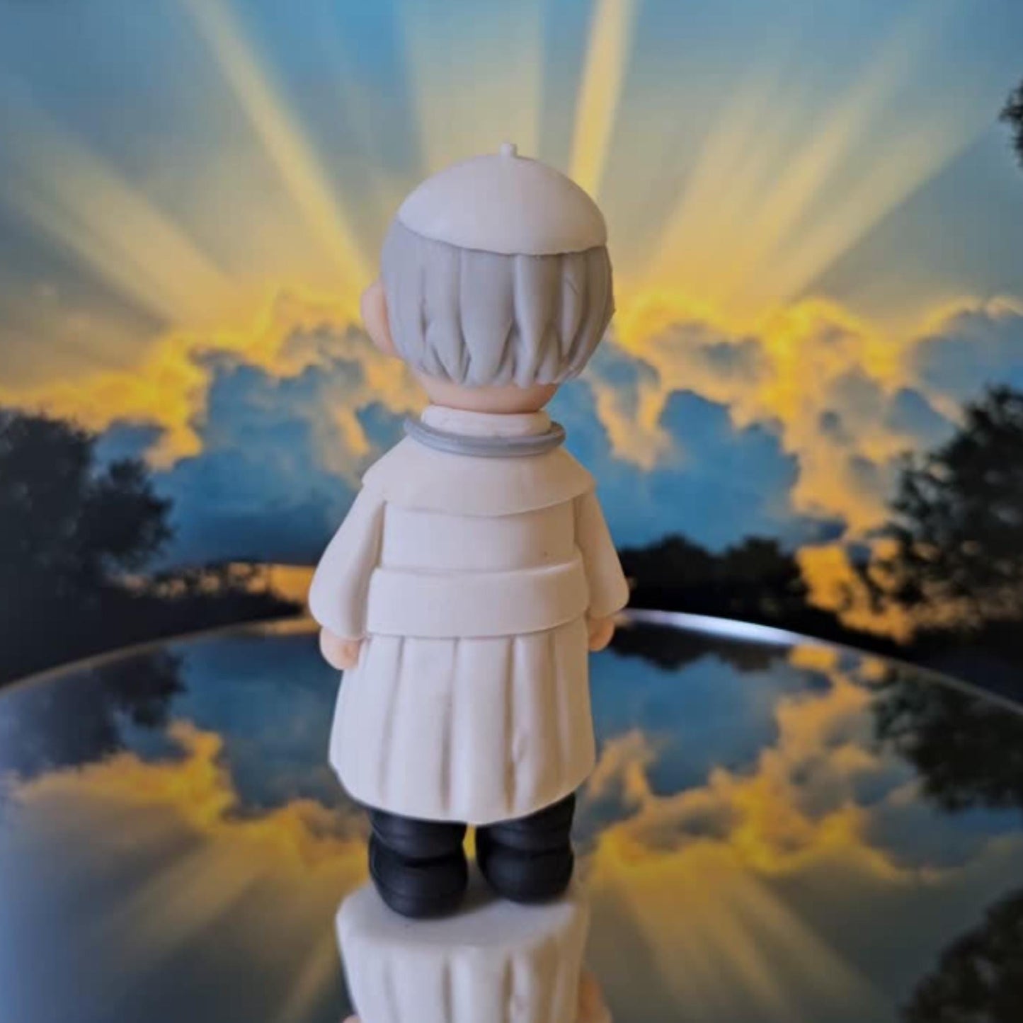 Handmade Pope Francis Clay Figurine – 10cm Collectible, Faith-Inspired Gift, Commemoration of Pope Francis’ Life | Unique Catholic Keepsake