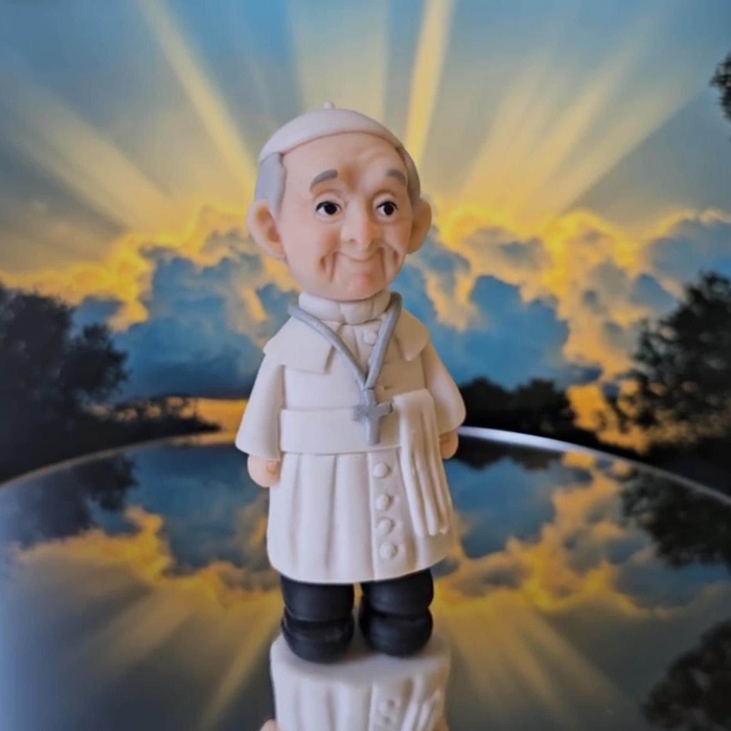 Handmade Pope Francis Clay Figurine – 10cm Collectible, Faith-Inspired Gift, Commemoration of Pope Francis’ Life | Unique Catholic Keepsake