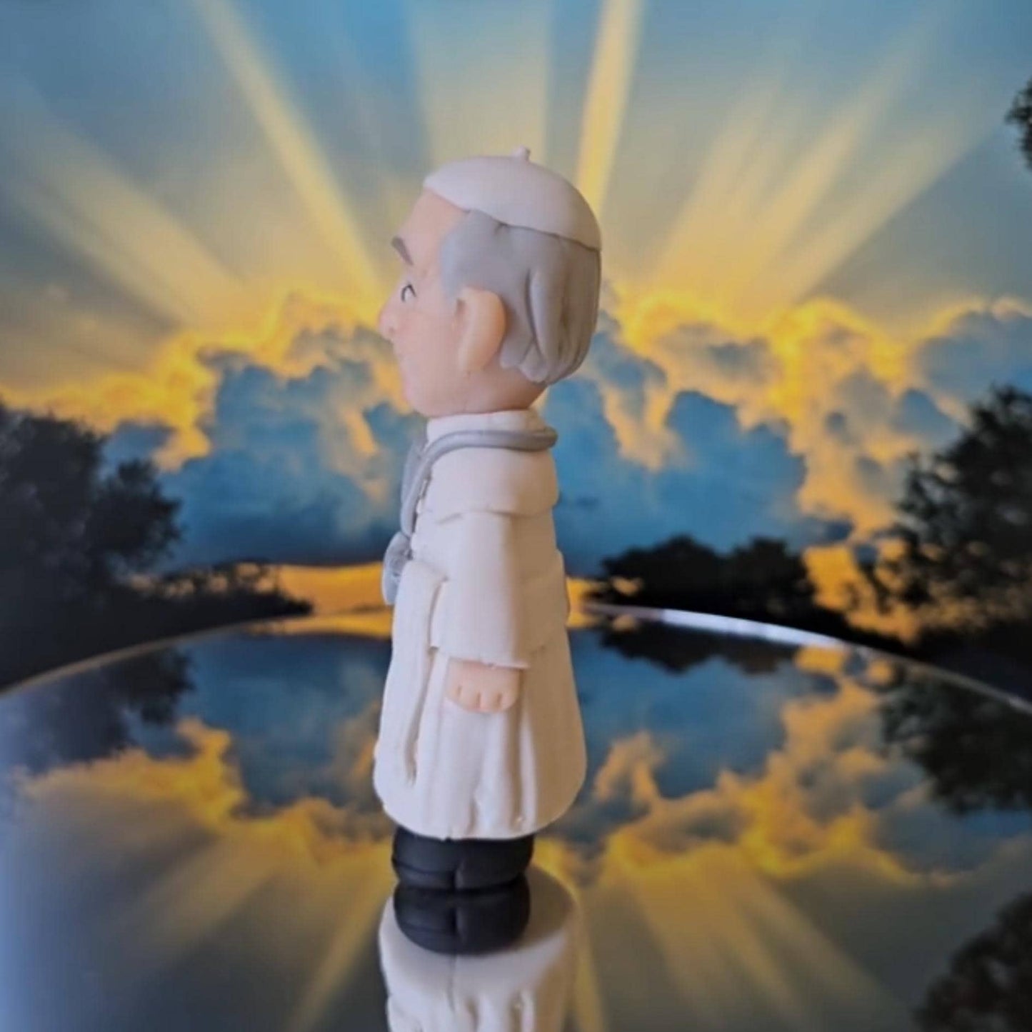 Handmade Pope Francis Clay Figurine – 10cm Collectible, Faith-Inspired Gift, Commemoration of Pope Francis’ Life | Unique Catholic Keepsake