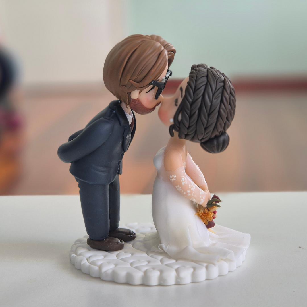 Personalized Wedding Cake Topper | Custom Bride & Groom Kissing Figurine | Funny Wedding Cake Mr and Mrs | Fully Customizable Wedding Decor