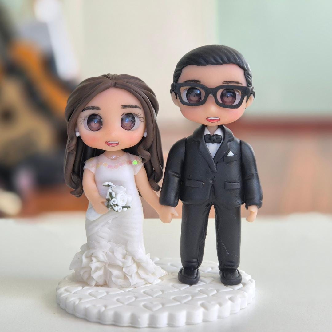 Personalized Wedding Cake Topper | Custom Bride & Groom Kissing Figurine | Funny Wedding Cake Mr and Mrs | Fully Customizable Wedding Decor