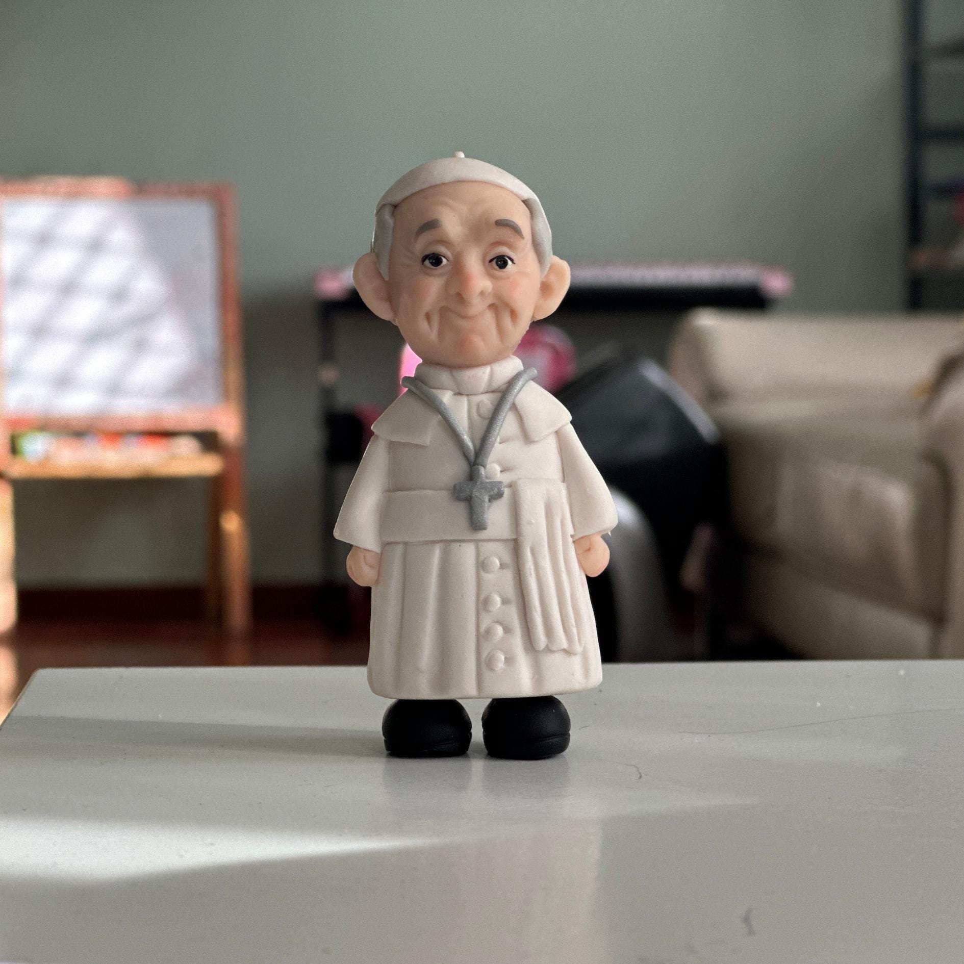 Handmade Pope Francis Clay Figurine – 10cm Collectible, Faith-Inspired Gift, Commemoration of Pope Francis’ Life | Unique Catholic Keepsake